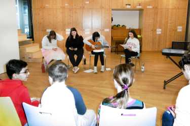 1BKSP gestaltet Weihnachtsstraße für Schüler*innen der Carl-Orff-Schule 