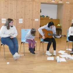 1BKSP gestaltet Weihnachtsstraße für Schüler*innen der Carl-Orff-Schule 