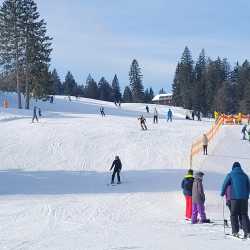 Wintersporttag der Klassen 7 bis 9: Ein fröhlicher Tag auf Schnee und Eis