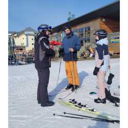 Wintersporttag der Klassen 7 bis 9: Ein fröhlicher Tag auf Schnee und Eis